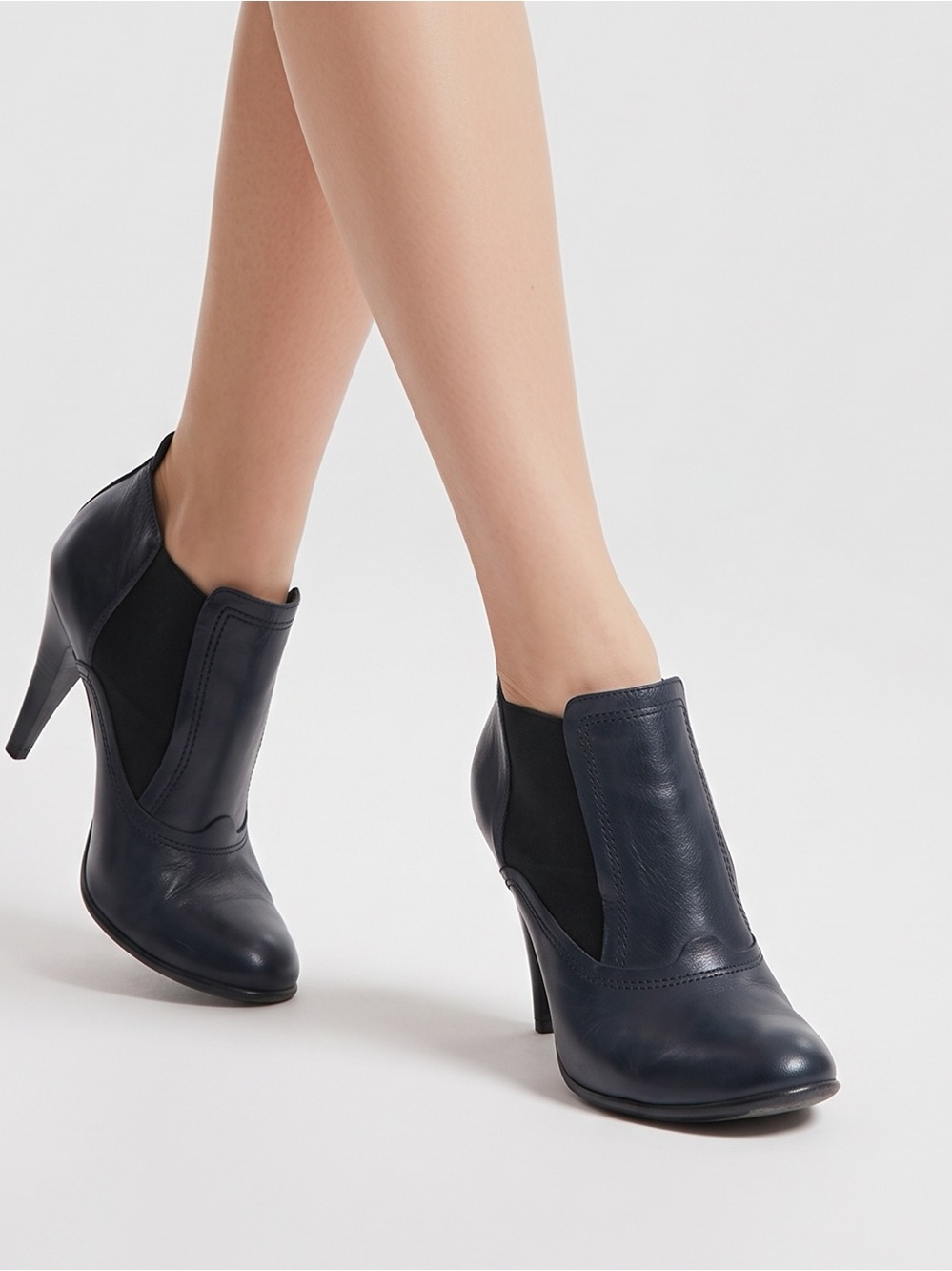 Anthropologie Bernardo Leather Ankle Booties Cone Heel Womens Black 8M R2748
